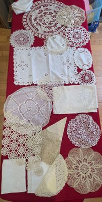 une table recouverte d'une nappe rouge et d'un napperon