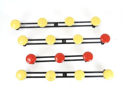 une photo montrant un tas de crochets auxquels sont accrochées des boules rouges et jaunes