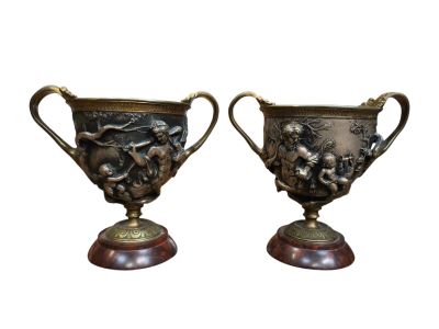 paire de vases anciens en bronze avec des chérens et des chérens sur eux