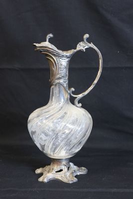 un vase argenté sur fond noir, avec un fond noir