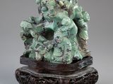 Figurine chinoise en jade sculpté représentant un groupe de personnes, posée sur un socle