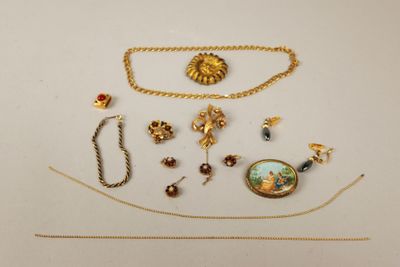 beaucoup de bijoux en or sur une surface blanche