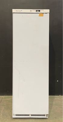 une photo d'un réfrigérateur blanc devant un mur noir