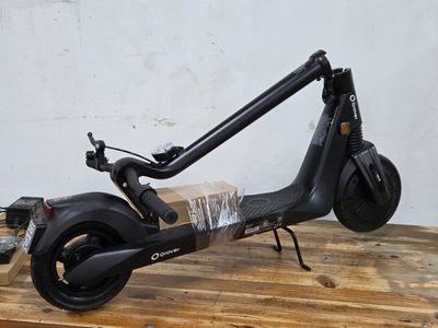 une trottinette posée sur une table en bois