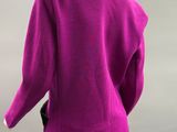 un pull et un pantalon violets pour femme sur un mannequin, mannequin, mannequin, mannequin, mannequin, mannequin, mannequin, mannequin, mannequin