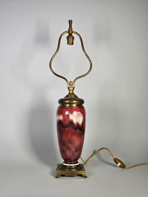 une image représentant une lampe posée sur une table, avec un cordon d'alimentation