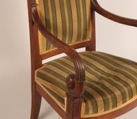 Fauteuil en noyer mouluré, à accotoirs à crosses agrémentés … (photo 5)