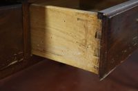 Bureau plat en bois fruitier sur bâti sapin mouluré. (photo 3)