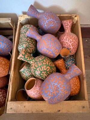 deux cartons contenant des vases décoratifs posés par terre