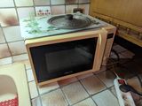 un micro-ondes posé sur un comptoir dans une cuisine