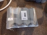 un sac en plastique contenant un appareil électronique quelconque
