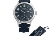 une photo d'une montre-bracelet avec un cadran noir et un bracelet en cuir bleu