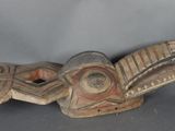une image représentant une sculpture en bois d'un oiseau sur fond gris