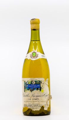 une bouteille de vin posée sur une table
