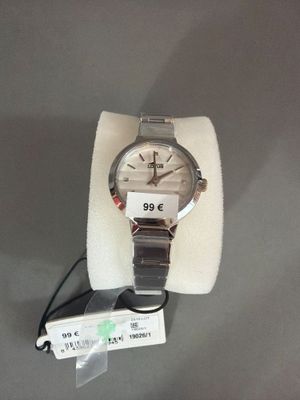 montre-bracelet exposée avec son étiquette de prix, en vente en magasin