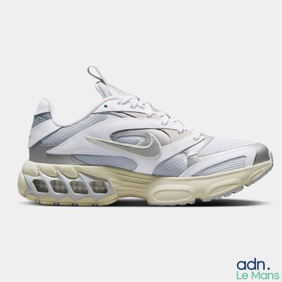 Chaussures de course Nike Air Heights pour femme, blanches / métallisées