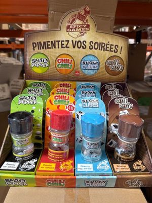 une boîte contenant un assortiment d'articles, exposée dans un magasin