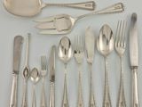 beaucoup de couverts sur une table, avec une cuillère et une fourchette