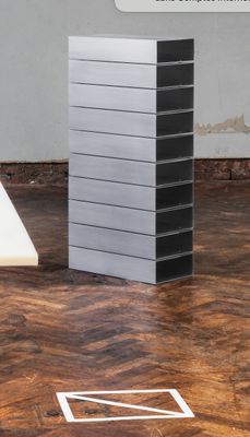 une photo d'une pièce avec un parquet et une bibliothèque