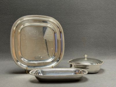 Légumier et deux plats en métal argenté.