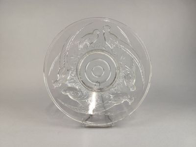 une plaque de verre transparent ornée d'un motif circulaire
