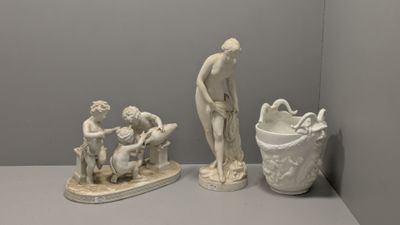 trois figurines posées sur une étagère