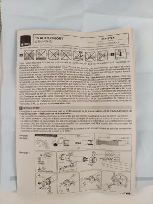une feuille de papier sur laquelle figurent des instructions, posée sur une table