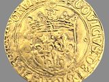 Gros plan sur une pièce d'or ornée d'une couronne