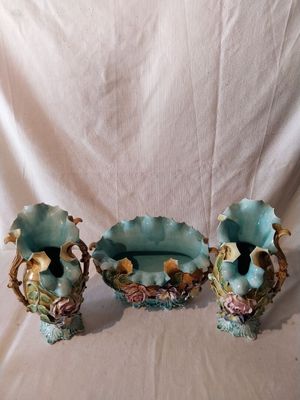 trois vases posés sur une table