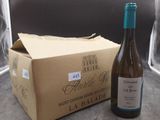 une bouteille de vin à côté d'un carton de vin