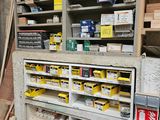 une étagère sur laquelle sont rangés de nombreux outils de toutes sortes