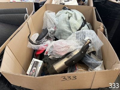 une boîte en carton remplie d'objets divers à l'arrière d'une voiture