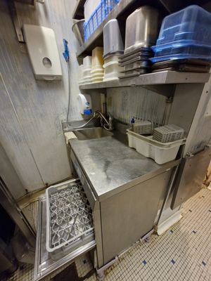 une cuisine avec beaucoup de vaisselle sur les étagères