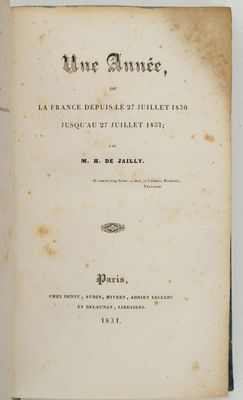 un vieux livre écrit posé sur une table