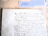 une feuille de papier avec une écriture dessus, posée sur une table