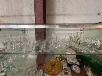 une vitrine remplie de verres à vin et d'autres objets