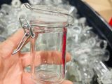 une personne tenant un verre d'eau devant un bac rempli de glaçons