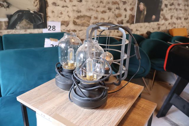Trois lampes de table modernes