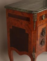 Commode sauteuse de forme rectangulaire, en bois de placage … (photo 6)