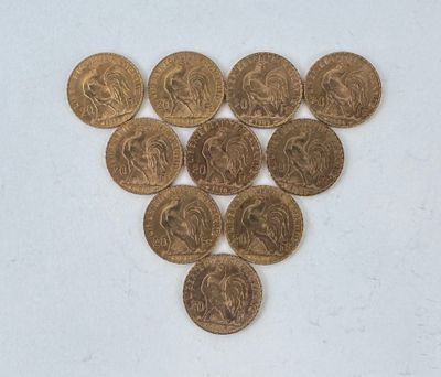 gros plan d'un paquet de pièces d'or sur une surface blanche