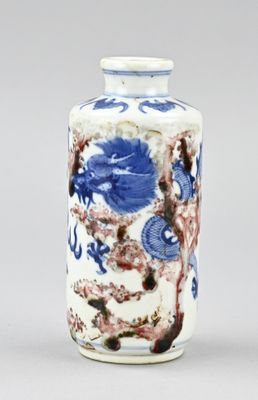 Vase chinois en porcelaine bleue et blanche orné d'un motif représentant un dragon et des fleurs