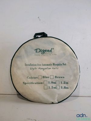 un gros plan sur un sac de provisions posé sur une table