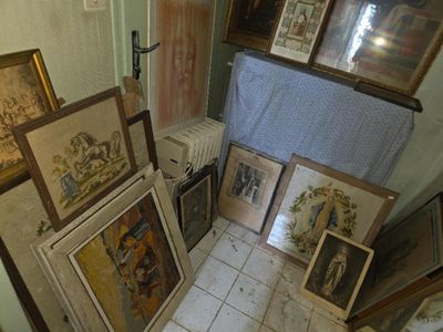 de nombreuses photos encadrées sur le sol de cette pièce