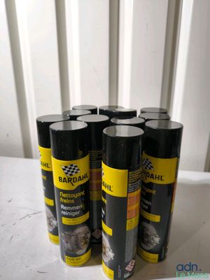 un lot de quatre bidons noirs et jaunes posés sur une table