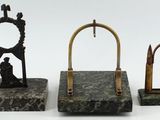 trois œuvres d'art comprenant une horloge, un miroir et d'autres objets