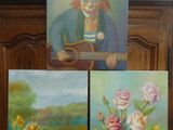trois tableaux représentant un homme avec une guitare posée sur une table