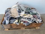 une caisse en bois remplie de chaussures de toutes sortes