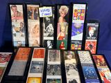 tout un tas de cassettes posées sur une table