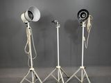 paire de projecteurs de studio vintage avec trépieds