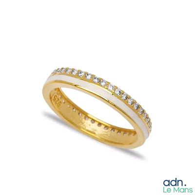 un gros plan d'une alliance sertie de diamants sur fond blanc